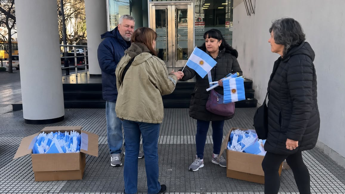 La Libertad Avanza San Martín repartió 10.000 banderas argentinas entre los vecinos